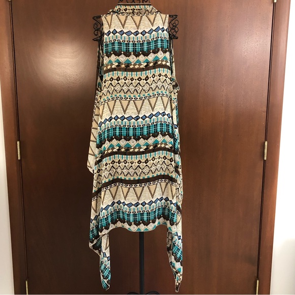 Geometric Patterned Tunic with Blue Accents - Picture 4 of 11